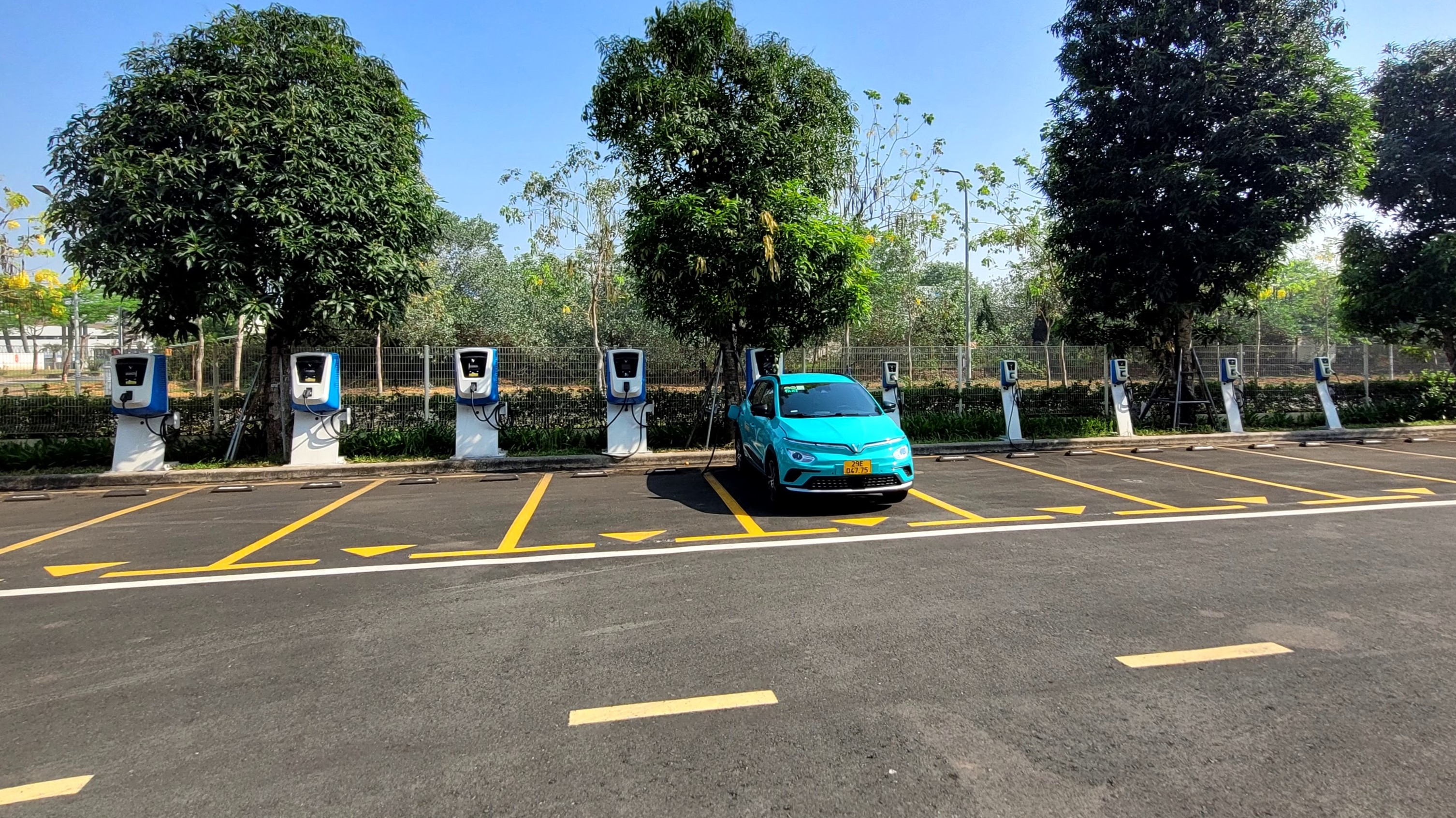 Hà Nội: Trạm sạc VinFast - Nhà máy VinSmart Hòa Lạc